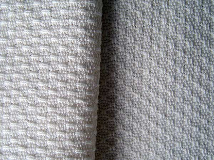 Tissage : Toile suédoise avec variante : emploi de la trame double (recto/verso).