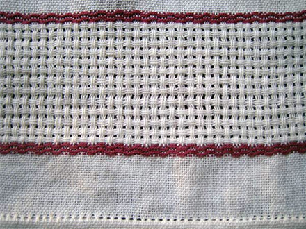 Tissage : Toile avec bordure de grain d'orge ajour.