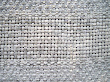 Tissage : Grain d'orge espacé de toile avec bande ajourée.