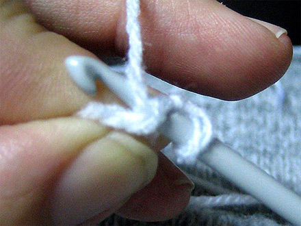Montage d'un tricot crochet (mailles chaînette et mailles serrées) : étape 2.