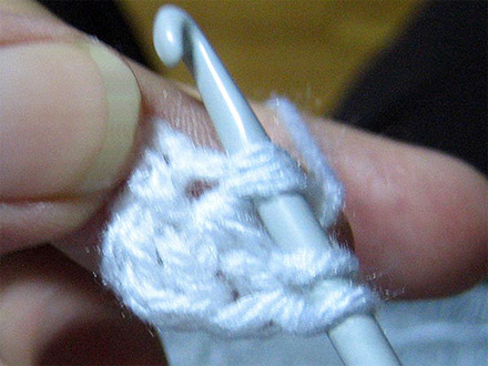Montage d'un tricot crochet (mailles chaînette et brides) : étape 3.