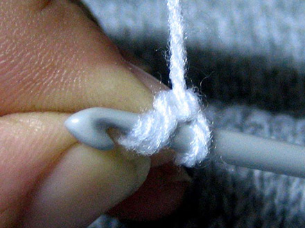 Montage d'un tricot crochet (mailles chaînette et mailles serrées) : étape 1.