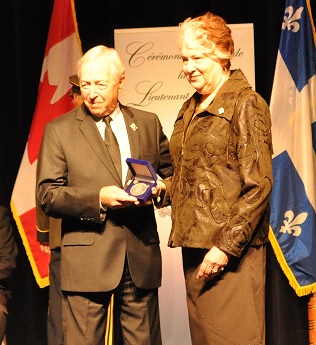 Mme Bernadette Paradis recevant un certificat d'honneur du lieutenant-gouverneur du Québec en juin 2017.