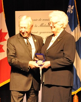 Mme Claire Poisson recevant un certificat d'honneur du lieutenant-gouverneur du Québec en juin 2017.