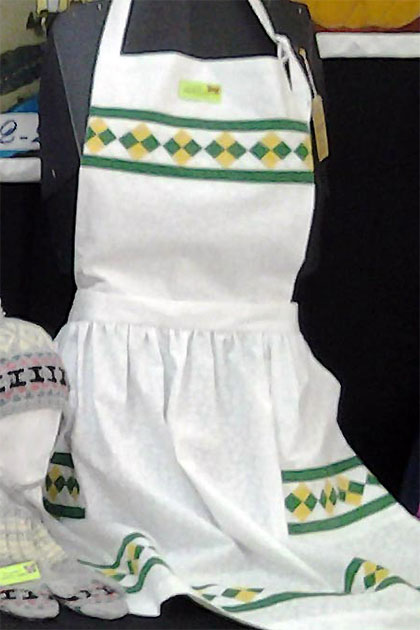 1er prix dans la classe Couture : tablier garni de seminole