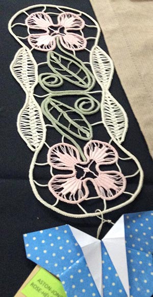 2e prix dans la classe Fantaisie : garniture amovible en dentelle roumaine