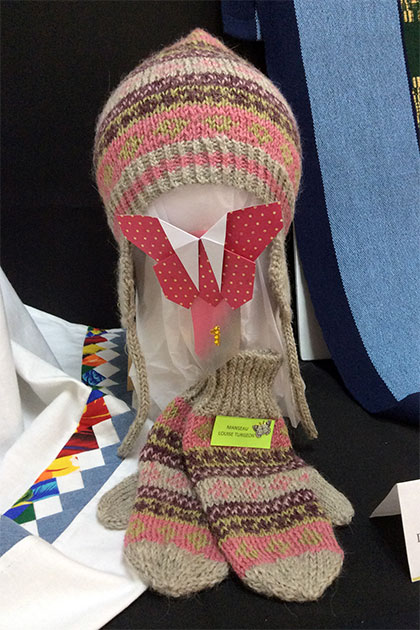 1er prix dans la classe Tricot : ensemble de bonnet péruvien et moufles pour enfant