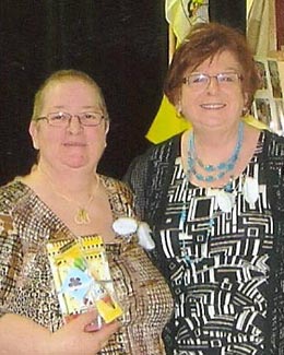 Remise du prix à la secrétaire-trésorière gagnante.