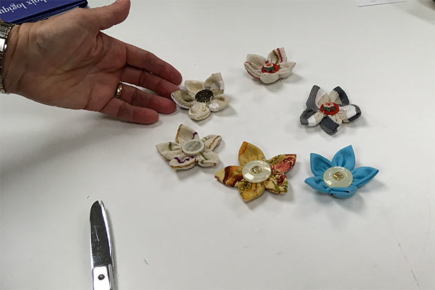 Fleurs en tissu et bouton.