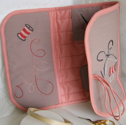 Trousse d'accessoires brodée au point de Beauvais.