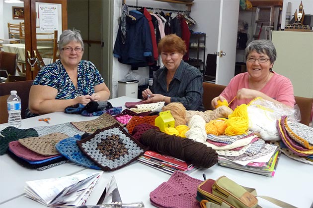 Mmes Hélène Charbonneau, Lise Lemay et Gemma Lahaie au travail.