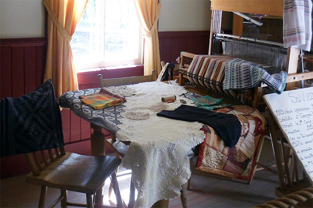 Pièces anciennes touchant la broderie, le filet, la pointe folle.