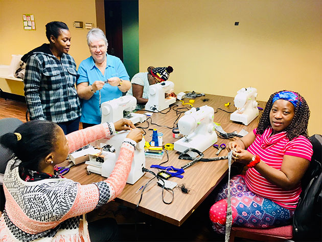 Ateliers de couture offerts à des immigrantes et immigrants.