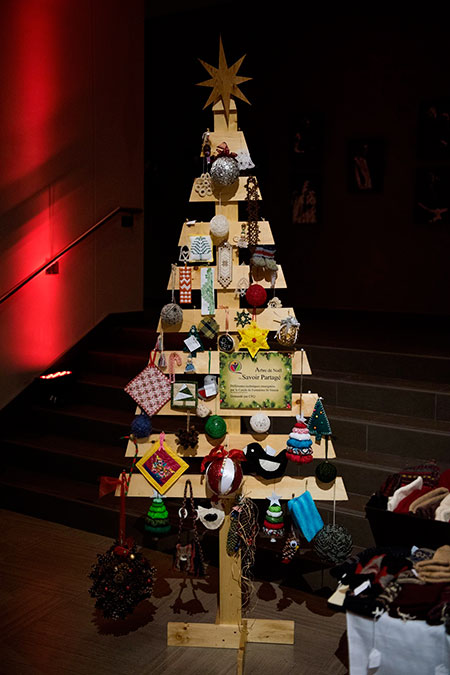 Arbre de Noël dont les décorations ont été réalisées par les membres du Cercle.